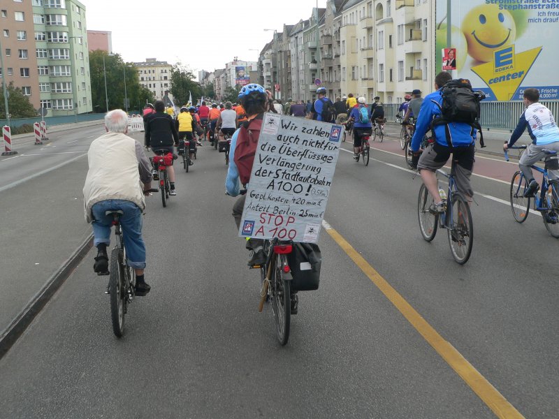 Fahrradkreisfahrt am 26.9.2009 in Berlin. Das heiss diskutierte Thema der A100 durfte nicht fehlen. Am Westhafen aufgenommen.