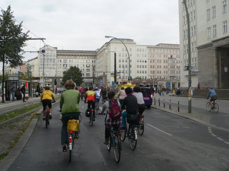 Fahrradkreisfahrt am Frankfurter Tor. Von der Warschauer Strae ging es in die Frankfurter Allee, leider aber nur fr wenige Meter. 26.9.2009