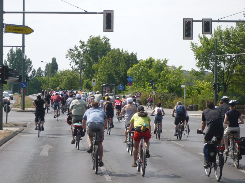 Fahrradsternfahrt am 1.6.2008. Salvador-Allende-Strae in Kpenick. Auf  Radwegen  durfte man diesmal nicht fahren - und es ging auch.