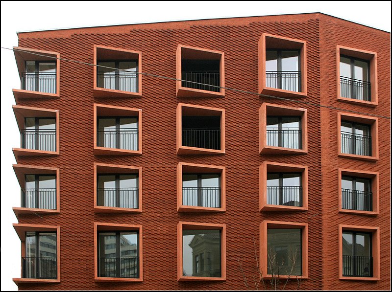 Fassadenauschnitt: Interessant der Umgang mit dem Backstein und die ungewhnliche Gestaltung der Fensterffnungen. 15.03.2008 (Matthias)