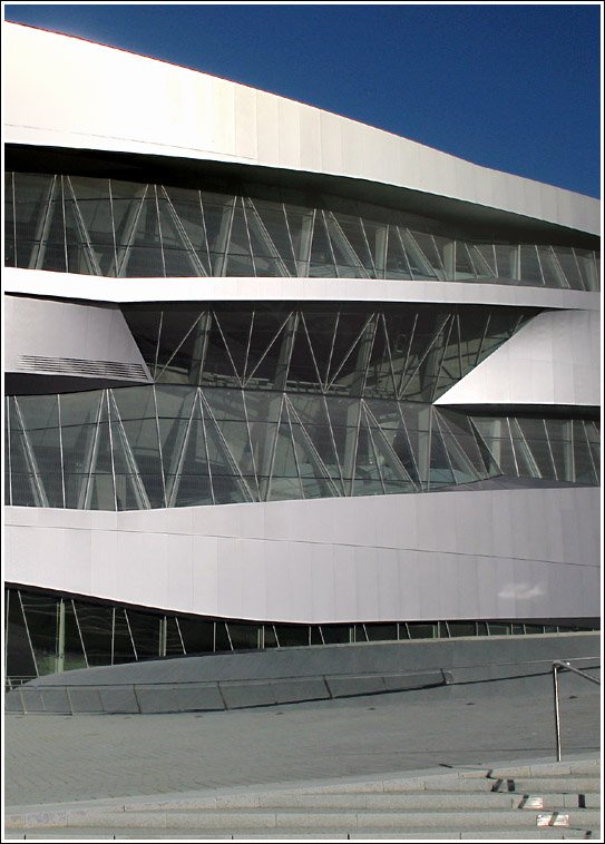 Fassadenausschnitt des neuen Mercedes-Benz-Museums in Stuttgart. 30.5.2006 (Matthias)