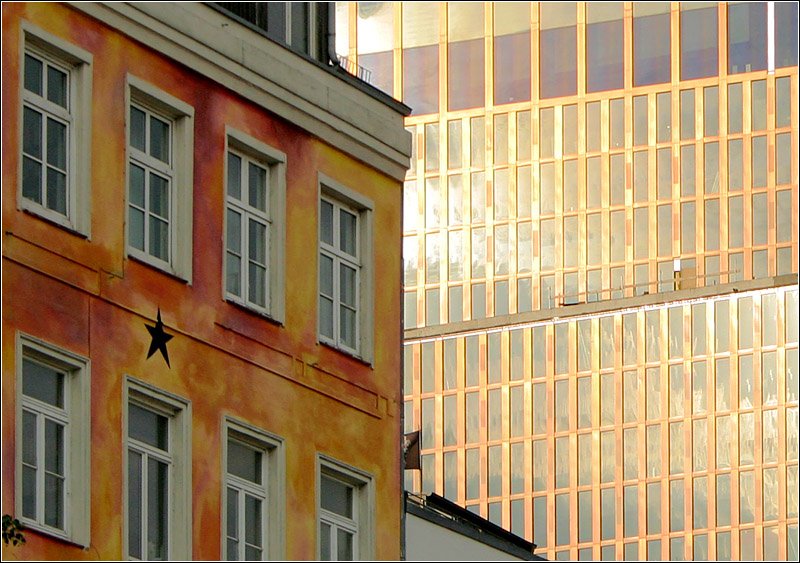 Fassadenkontraste in St. Pauli. Das Hotelhochhaus im Hintergrund entstand nach den Plnen von David Chipperfield. 15.7.2007 (Matthias)