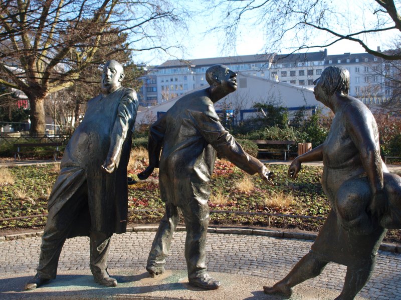 Figurengruppe hinter dem Aachener Elisengarten am Brunnen  Kreislauf des Geldes  an der Ursulinerstrasse Ecke Hartmannstrasse