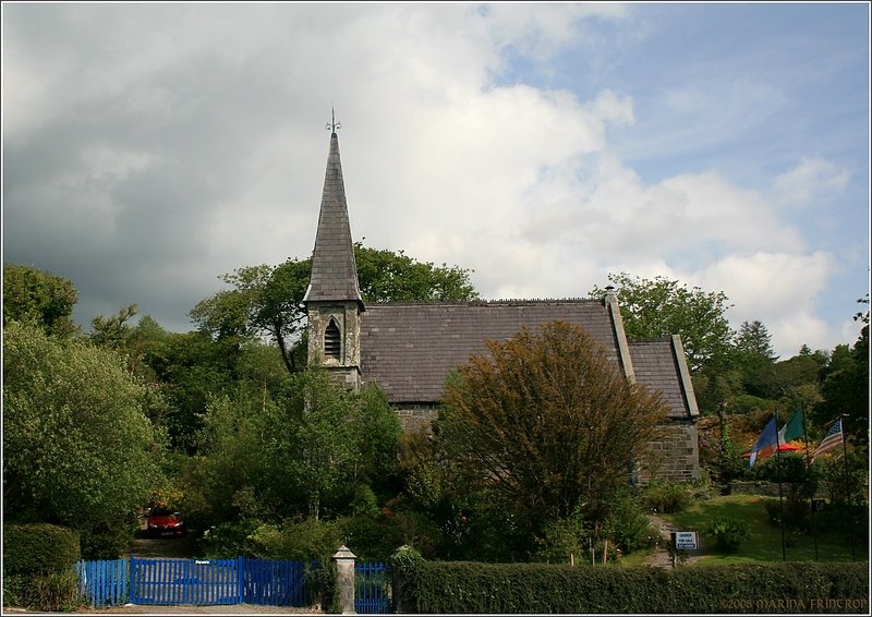 For Sale - Wie so viele Gebude soll auch diese Kirche verkauft werden. Zur Zeit befindet sich darin ein Cafe. Gesehen in Glengariff, Co. Cork, Irland.