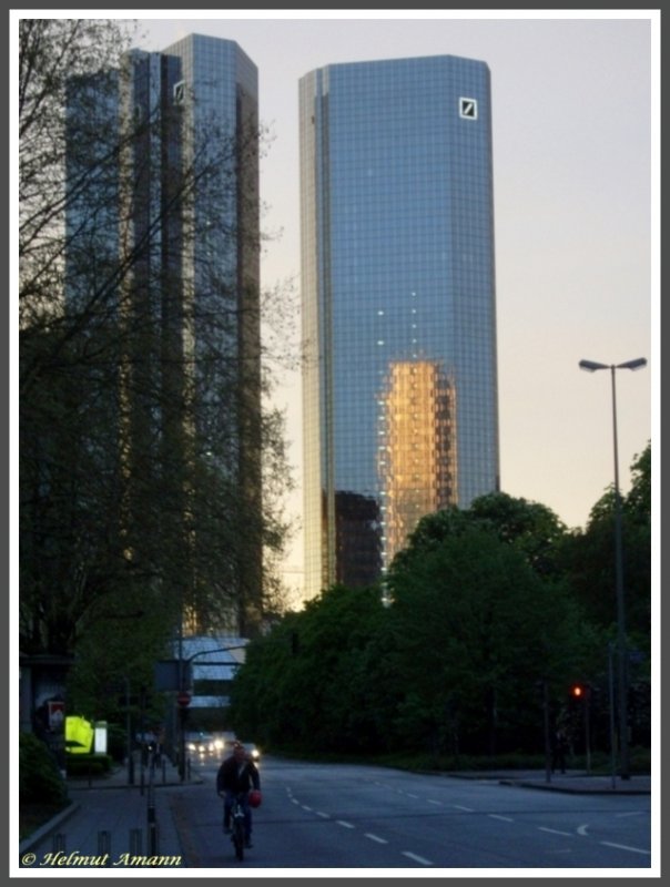 Frankfurt am Main, in der Fassade des rechten der beiden Hochhaustrme der Deutschen Bank an der Mainzer Landstrae Kreuzung Taunusanlage spiegelte sich am 30.04.2008 ein anderes gerade im Licht der Abendsonne stehendes Hochhaus.
