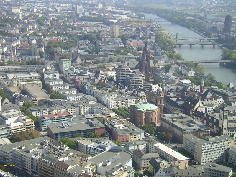 Frankfurt vom Main Tower ais gesehen. Rechts unten zu sehen, die Paulskirche.