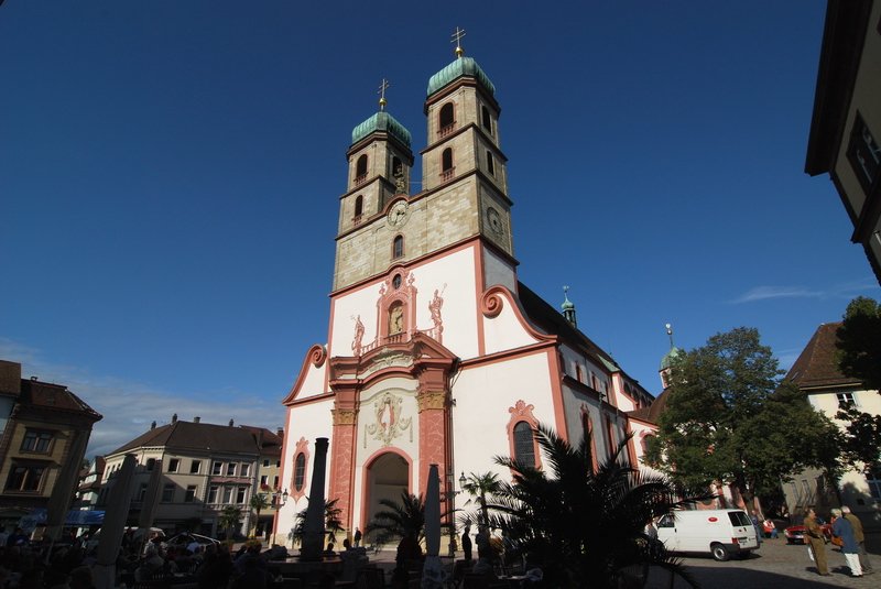 Fridolinsmnster - Nur mit einem Superweitwinkelobjektiv (12mm digital, 18mm bei Kleinbild) ist es mglich, die gewaltige Kirche mit ihren beiden Mnstertrmen ganz aufzunehmen. 6.10.2006