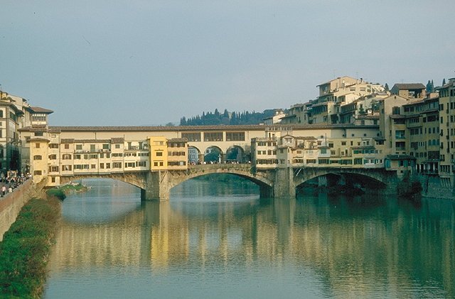 Gehrt wohl zu den weltbekanntesten Brcken: die Ponte Vecchio in Florenz. Ostern 1996