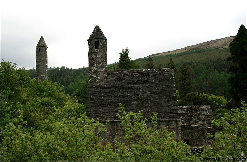 Glendalough - Der Rundturm (errichtet whrend der Winkingerinvasion um 1066) und die St. Kevin's Church aus dem 11. Jahrhundert.