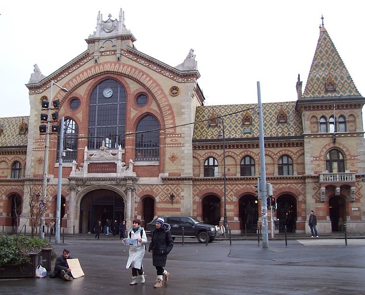 Groe Markthalle (Nagy Vasarcsamok) im Centrum von Budapest in der Nhe der Freiheitsbrcke, gebaut 1894 bis 1896, aufgenommen am 21.01.2007. Ein Besuch in der Markthalle ist ein Erlebnis!