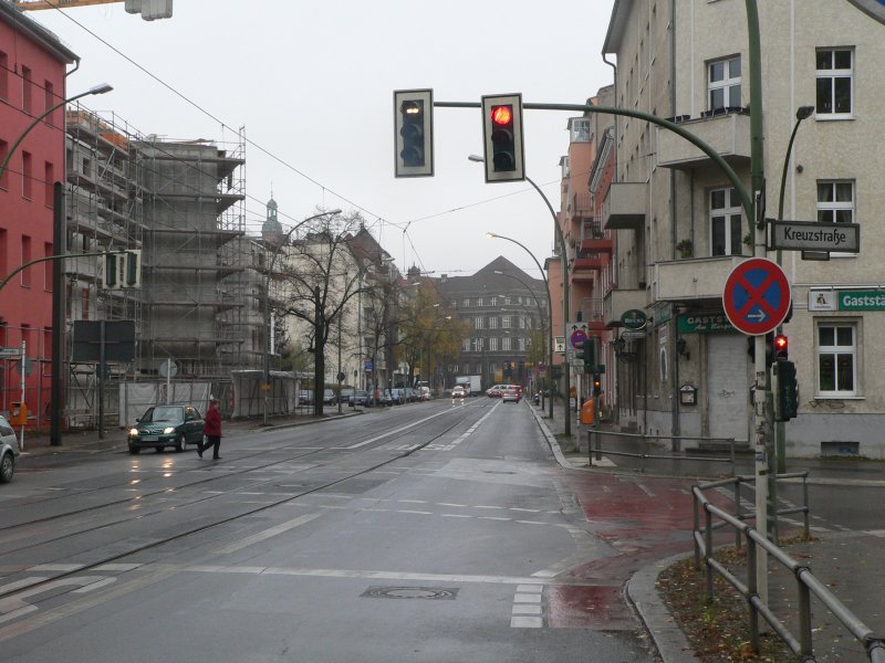 Hufig werden Fahrbahnen ohne Radweg im Kreuzungsbereich gesonderte Markierungen fr Radfahrer hinzugefgt. Oftmals ist die Nutzung nicht zu empfehlen, wie im Bild zu sehen. Hier soll der Radfahrer im Kreuzungsbereich nach rechts ausweichen, um sich einige Meter weiter wieder normal auf der Fahrbahn einzuordnen. 2.11.2007, Schnholzer Strae Ecke Kreuzstrae, Berlin