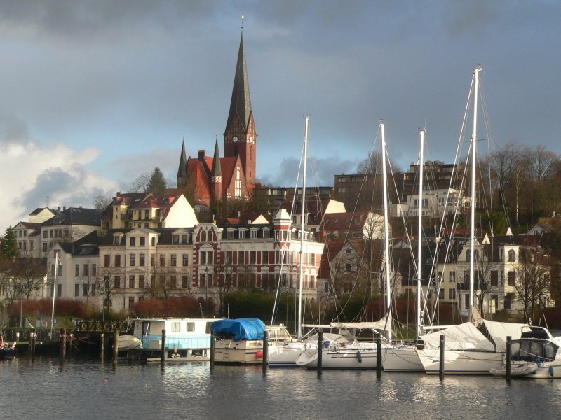 Hafenkulisse in Flensburg am 31.12.2006, oben zu sehen die Sankt-Jrgen-Kirche. Fotografiert vom Hafenbereich (Norderhofenden).