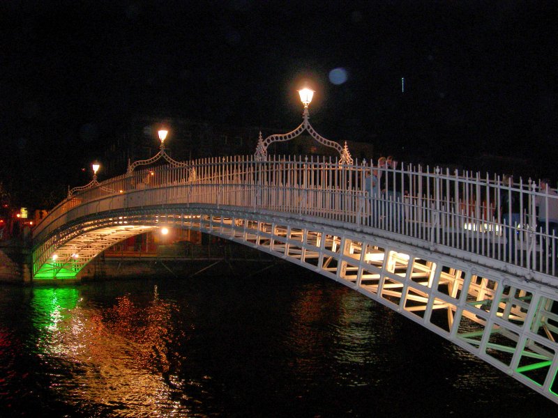 Half Penny Bridge bei Nacht. 
Oktober 2006 