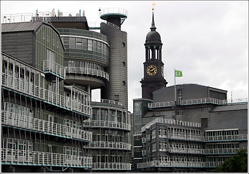 Hamburger Ansichten: Verlagsgebude vor Turm der St.-Michaelis-Kirche. 10.8.2005 (Matthias)