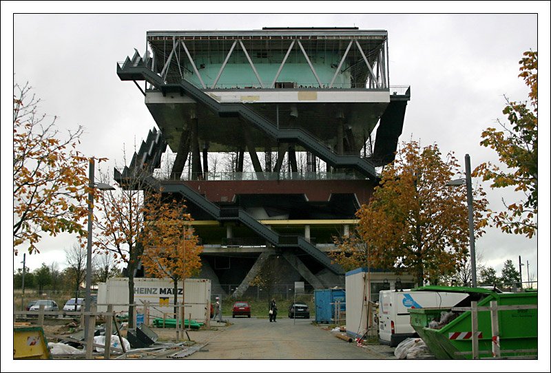 Hannover: wie es dort wirklich aussieht: Sechs Jahre nach der EXPO steht der niederlndische Pavillon dort immer noch und ist dem Verfall preisgegeben. Ursprnglich sollte er in den Niederlande wieder aufgebaut werden. Ob diese Absicht noch immer besteht? 1.11.2006 (Matthias)