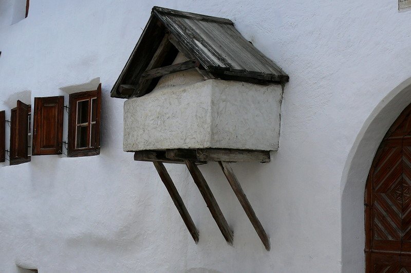 Herausragender Backofen eines Engadiner Hauses aus dem Jahre 1696 (entsprechend damaliger Bauweise Engadiner Backfen) in Scuol am 27.08.2008