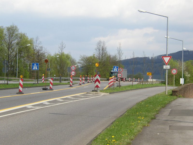 Hier geht die B49 sofort in die Stadtautobahn A602 ber. Rechts die Ausfahrt 1  TR-Verteilerkreis !!! Trier, 23.04.08