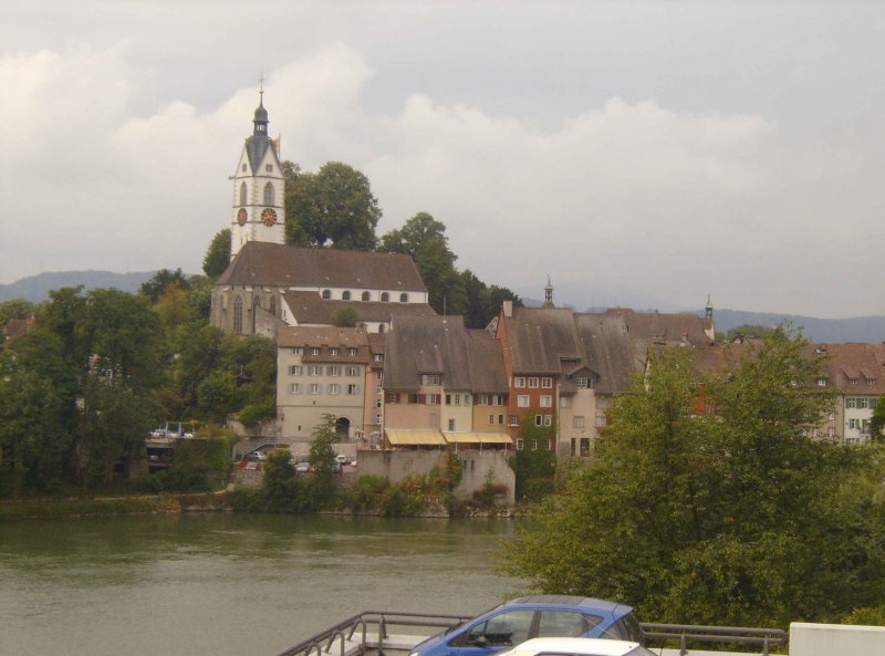 Hier nun die Frontseite der Stadt, die direkt am Rhein liegt und von der Kirche und der Burg berragt wird. Das Bild ist von Laufenburg Deutschland gemacht. Der Rhein teilt also folglich die beiden Gemeinden, die erstaunliche Fakten aufweisen... (z. Bsp. Laufenburg hat: 3 Bahnhfe, 2 Autobahnauffahrten, liegt in 2 Lndern und am mchtigsten Fluss Europas...) ich finde das erstaunlich!