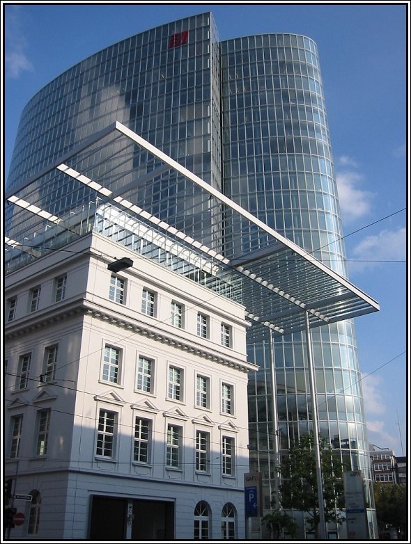 Hier sieht man den Brokomplex GAP 15 mit dem markanten Hochhaus, das im Jahr 2005 fertiggestellt wurde und rund 90 Meter hoch ist. Der Name leitet sich aus der Adresse Graf-Adolf-Platz 15 ab. (04.09.2006)
