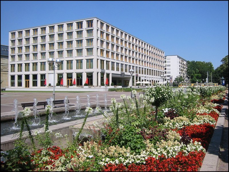Hier sieht man das Messehotel an der Ettlinger Strae in Karlsruhe, aufgenommen am 19.07.2003. Der Bau direkt am Festplatz war seinerzeit stark umstritten, weil zum einen einige Grnflchen dafr geopfert wurden, zum anderen wegen der nicht unbedingt berzeugenden ueren Gestaltung.