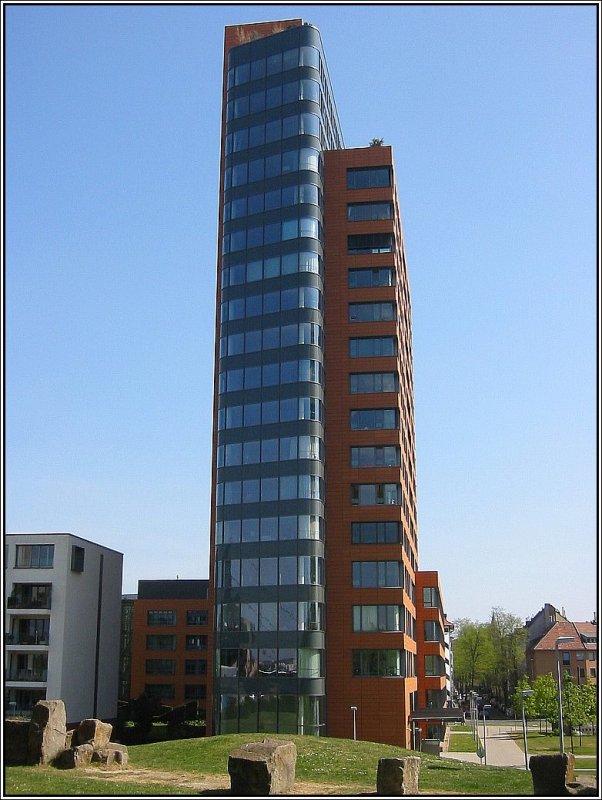 Hier sieht man die schmale Seite des Wohnhochhauses der  Wohnresidenz Portobello  in Dsseldorf von der schmalen Seite. (22.04.2007) 