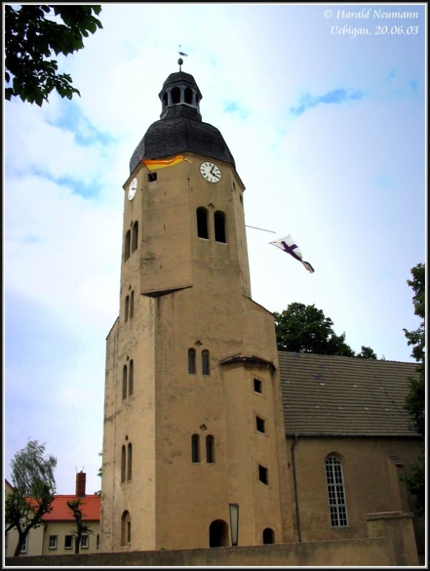 Hier sieht man den Uebigauer Kirchturm vor seiner Sanierung (siehe Bild vom 14.01.07). Die Beflaggung erfolgte anllich der Feierlichkeiten zum 800jhrigen Jubilum der Verleihung des Stadtrechts im Jahr 2003.