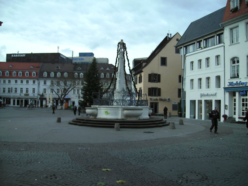 Hier ist der St.Johanner Markt mit Brunnen zu sehen. Der Brunnen steht in der Altstadt von Saarbrcken.Das Bild wurde im Winter aufgenommen.