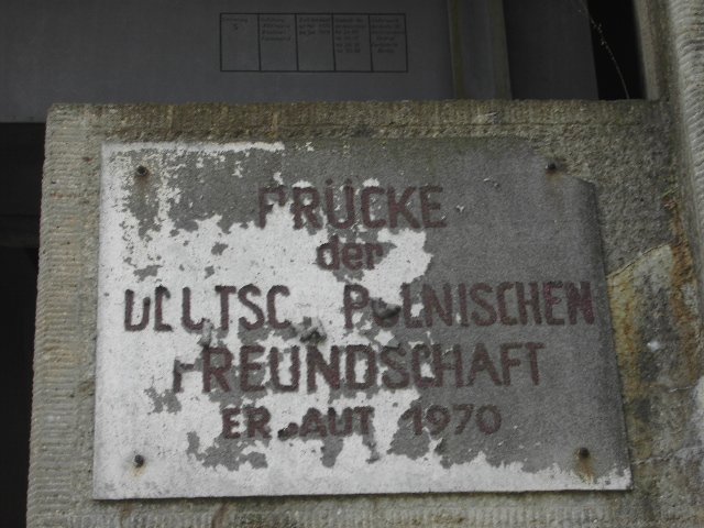 Hinweisschild an der Bahnbrcke, B 112. Zustand 14.08.2007