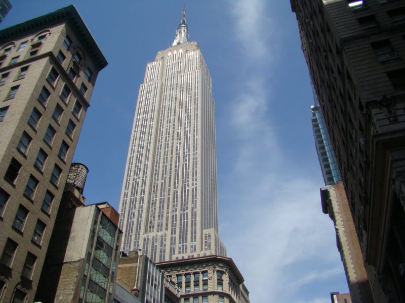 Hoher Blick zum EmpireStateBuilding. Das grte Gebude in New York City (448,7 m (zur Spitze)). Aufgenommen am 09.04.08 - Eintritt 19 US-$