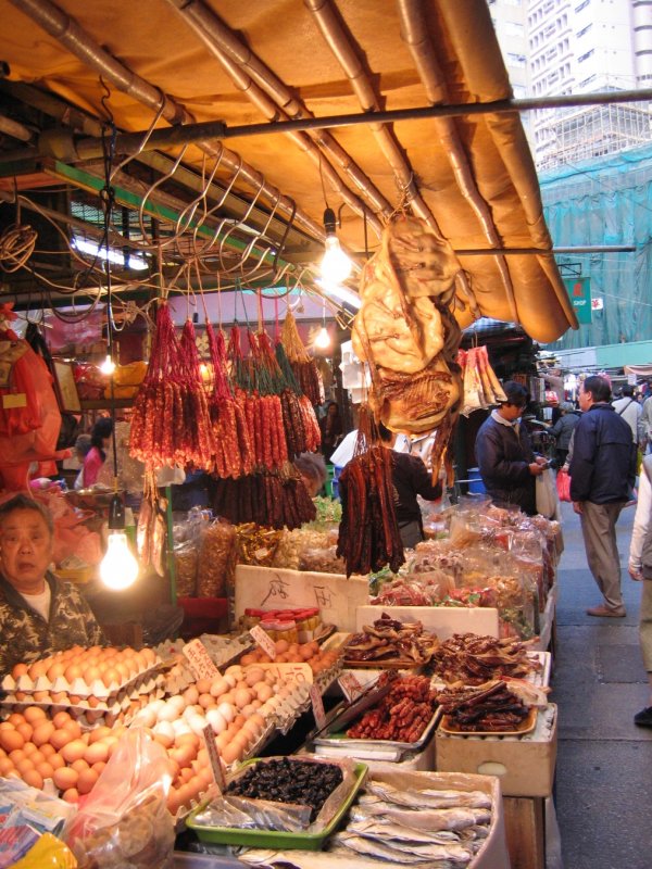 Hong Kong - Szenen auf einem Strassenmarkt zwischen Hopewell Center und Hennessy Rd. Platte Enten, Wrste, Eier, Trockenfisch und exotisches Allerlei finden sich zu einer bunten duftenden Symphonie zusammen.