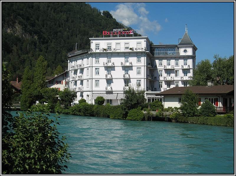 Hotel Bellevue in Interlaken, direkt an der Aare gelegen. Hier habe ich Quatier gemacht whrend meines Interlaken-Urlaubs 2008. (23.07.2008)