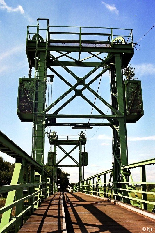 Hubbrcke ber die Einfahrt zum Rheinpreuen-Hafen in Duisburg-Homberg (15. September 2002)