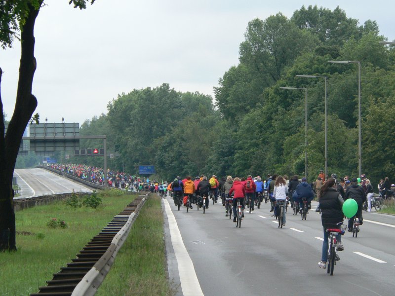 Im Hintergrund sieht man ein Stauzeichen. Fr Radfahrer galt das nicht, so gut kommt man in der Stadt normalerweise nicht voran. Noch nicht (?) 7.6.2009