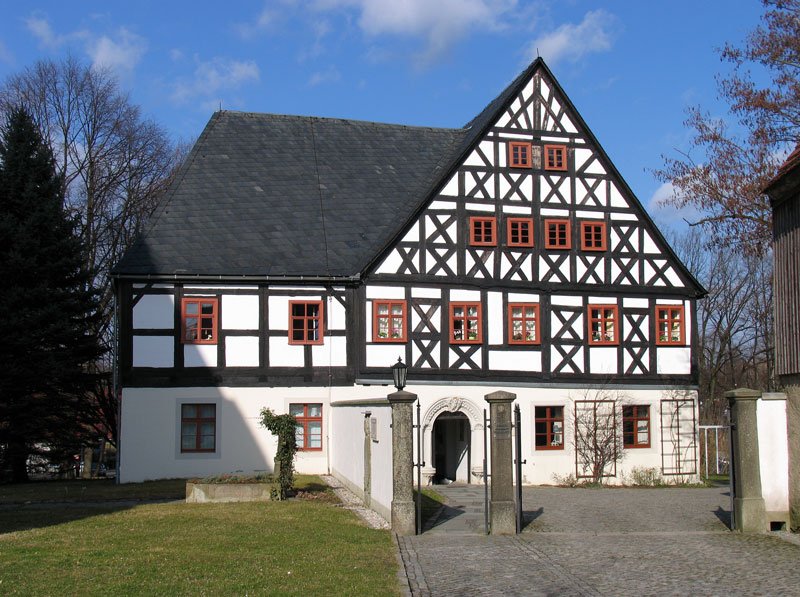 In diesem Fachwerkhaus ist das ev.-luth. Pfarramt Neustadt (Sachsen); 27.02.2008
