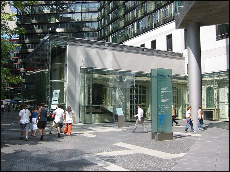 In das Sony Center am Potsdamer Platz sind Fragmente des ehemaligen Hotels Esplanade integriert, das im Zweiten Weltkrieg weitgehend zerstrt wurde. Im Bild Teile des Frhstcksaals. (Juli 2005)