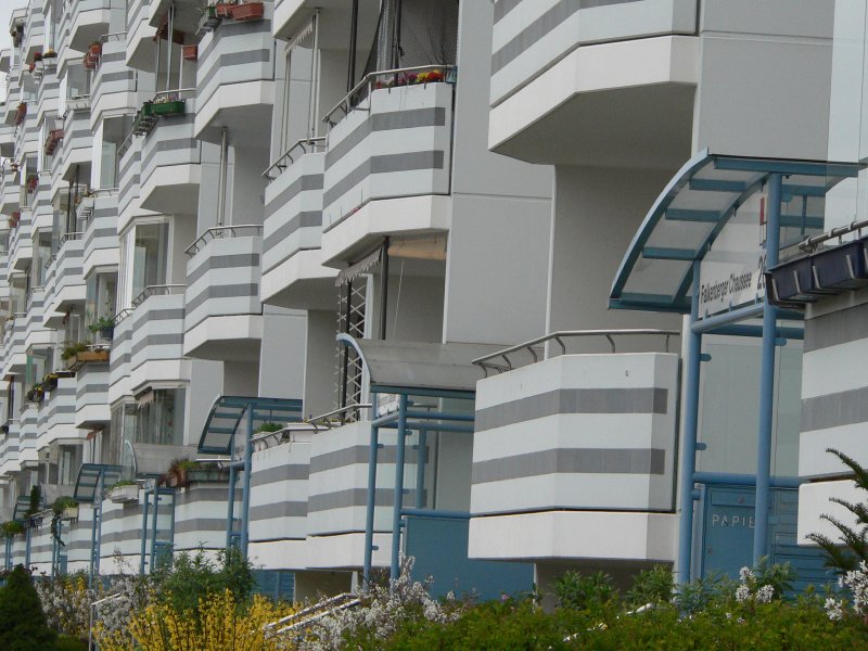 Individuelles Wohnen in relativ gleichen Wohnungen. Hohenschnhausen, 8.4.2007