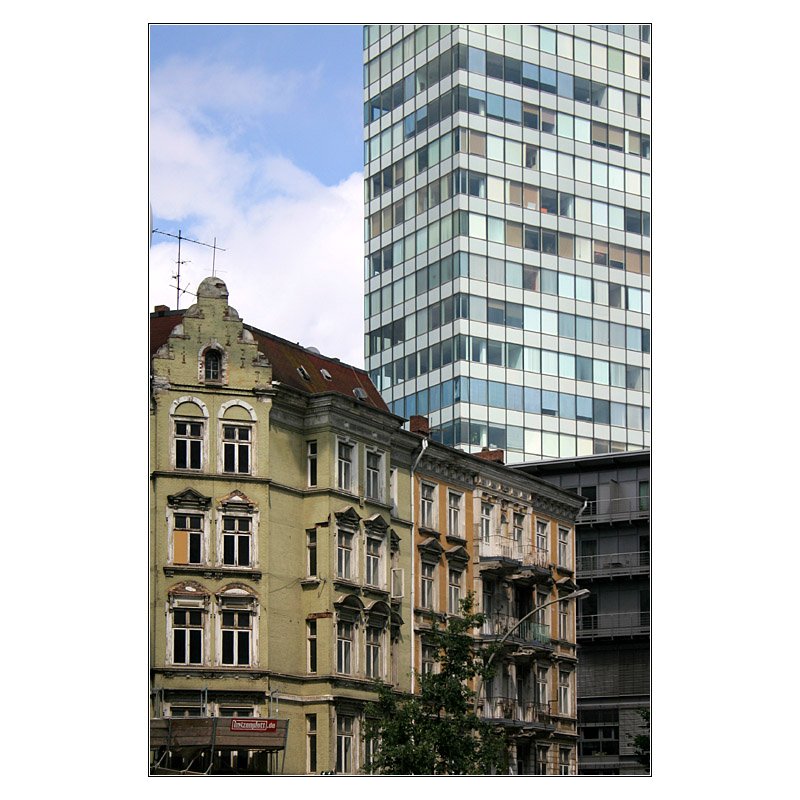 Irgendwo in der Hamburger Innenstadt: Alte Straenfassaden und eine ltere Hochhausfassade. 17.7.2007 (Matthias)