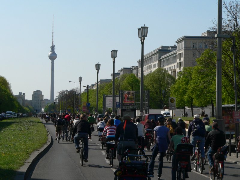 Karl-Marx-Allee in Berlin. Man beachte auch die Kandelaber (Straenbeleuchtung), die im letzten Jahr aufwendig wiederhergestellt wurde - sie leuchten nun wieder im ursprnglichen Glanze dieser einstigen sozialistischen Vorzeigestrae. 19.4.2009