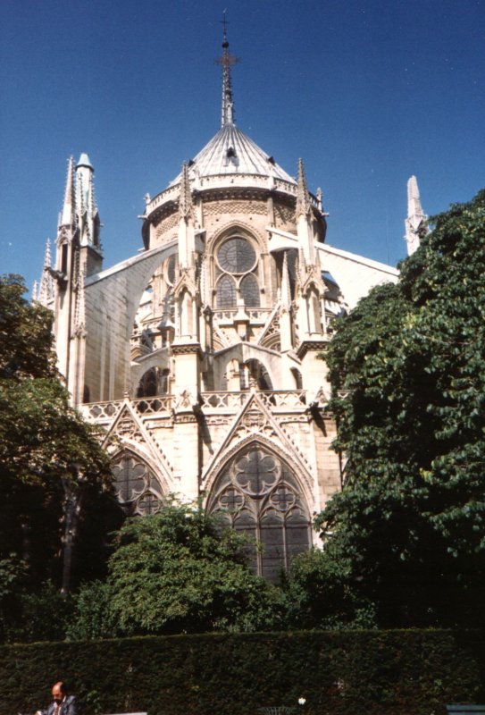 Kathedrale Notre-Dame de Paris auf der le de la Cit
Der Bau wurde im Jahr 1163 begonnen und erst 1345 fertiggestellt.
Die Grundflche betrgt 130 Meter mal 48 Meterdund hat eine Hhe von 35 Metern.