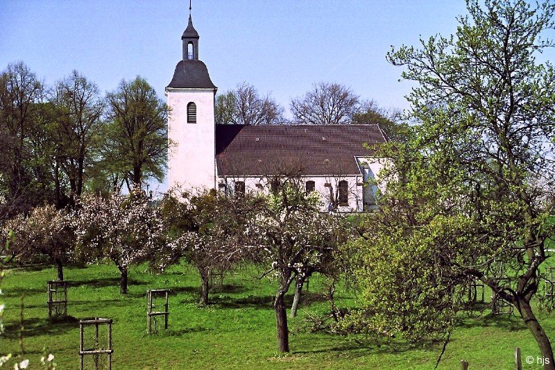 Kirche von DU-Friemersheim (7. April 2002). Die Idylle ist ein wenig trgerisch. Wrde man in die entgegen gesetzte Richtung schauen, fiele der Blick in einiger Entfernung auf die Httenwerke Krupp-Mannesmann im Duisburger Sden.