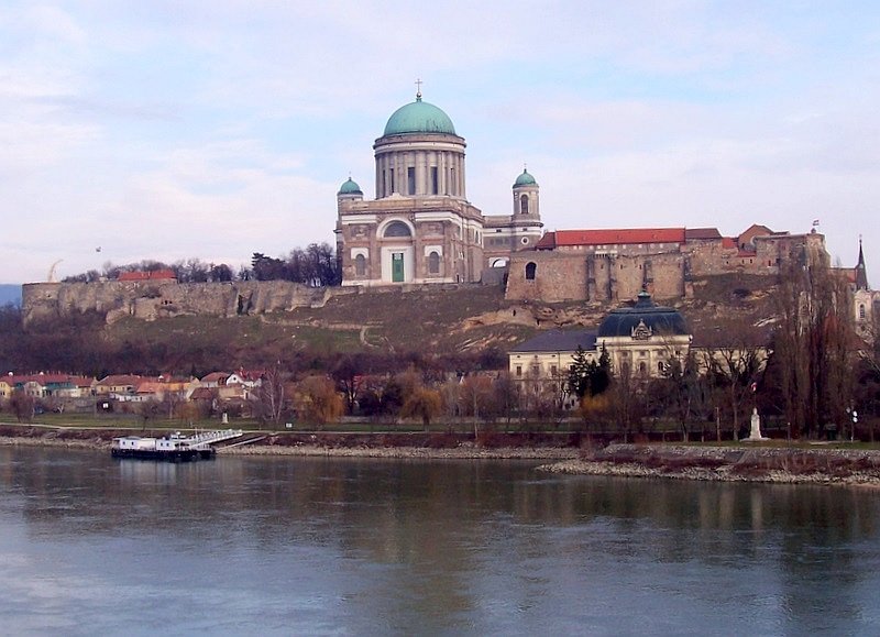 Klassizistische Basilika in Esztergom, aufgenommen am 18.01.2007 von der Donaubrcke.