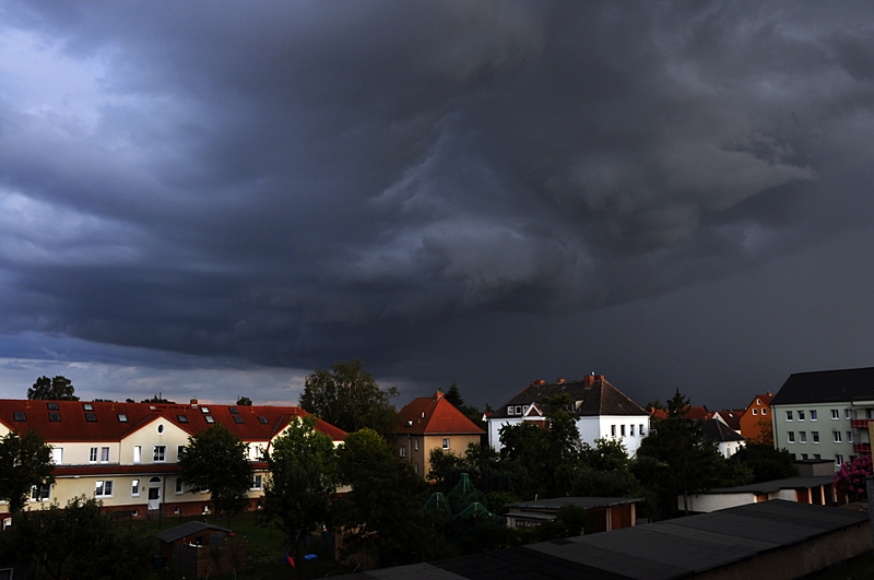  Kleiner Weltuntergang 
Stralsunder Vorstadtleben bei einem nahenden Gewitter