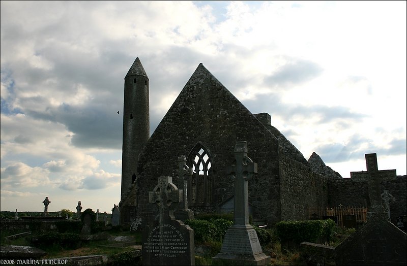 Klostersiedlung Kilmacduagh - Kathedrale und Rundturm werden von einem Friedhof umgeben. Irland Co. Galway in der Nhe von Gort.