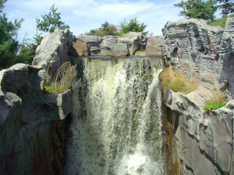 Knstlicher Wasserfall in der ZOOM-Erlebniswelt Gelsenkirchen