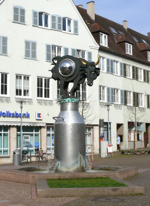 Ku(h)riosum - Brunnen (1987) von Bildhauer Jrgen Goertz auf dem Kronenplatz am 18.04.2008 in Bietigheim/Bissingen 