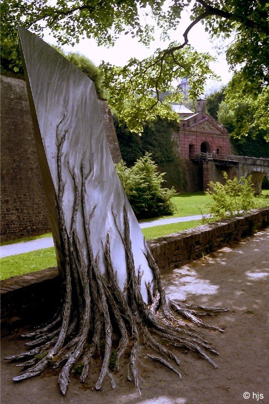 Kunstobjekt in den Parkanlagen unterhalb der Feste Marienberg (Mai 2003)
