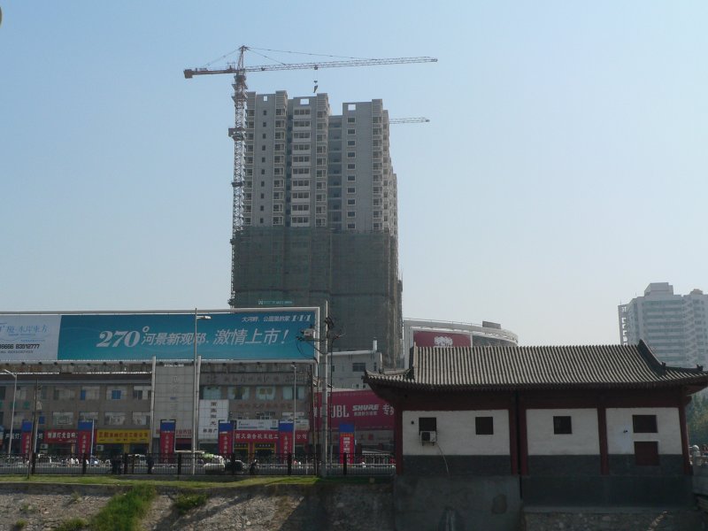 Land im Wandel: Riesige Hochhuser zum Wohnen werden berall in China hochgezogen. Xi'an, 09/2007