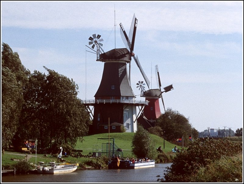 Die M�hlen von Greetsiel. Scan eines Dias aus dem Jahr