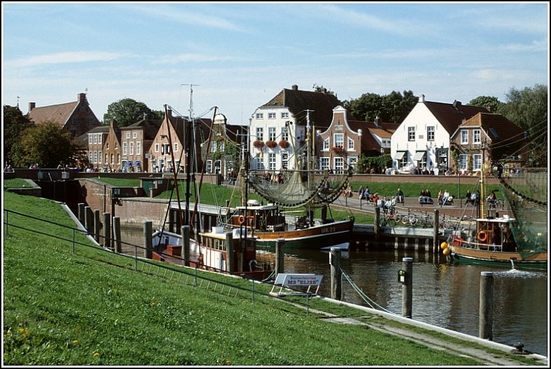 Der malerische Hafen von Greetsiel im Sommer 2004. Scan vom