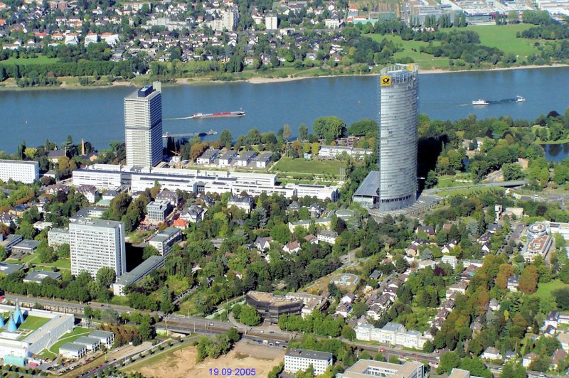  Langer Eugen  und  Telekom-Tower  in Bonn - Luftaufnahme vom 19.09.2005